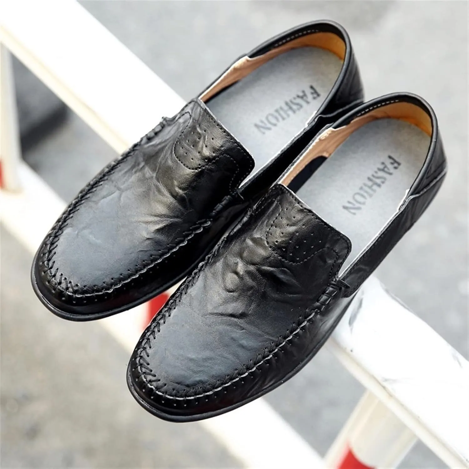 New Loafers for Men Simple Moccasins Driving Shoes Leather Comfortable Flexible Slip Resistant Classic Slip-on